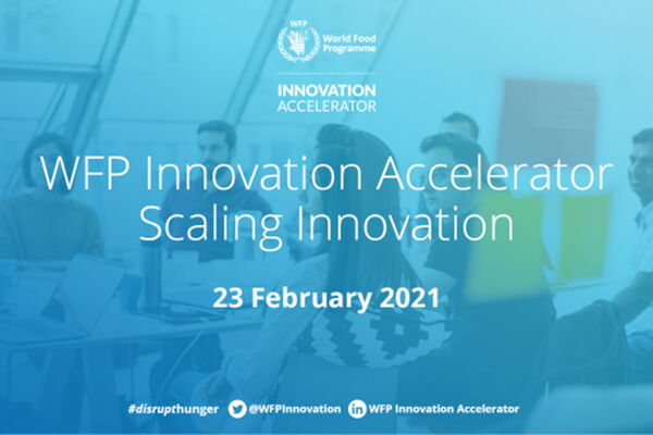 Menschen sitzen in einem modernen Konferenzraum, während der WFP Innovation Accelerator vorgestellt wird.