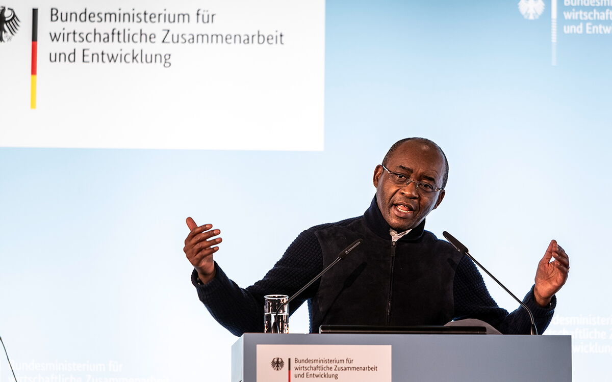 Ein Redner gestikuliert während einer Präsentation beim Bundesministerium für wirtschaftliche Zusammenarbeit und Entwicklung.