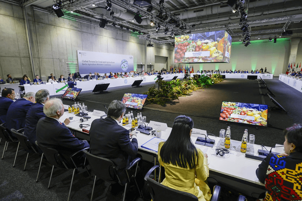 Delegierte sitzen in einem großen Konferenzraum beim Global Forum for Food and Agriculture in Berlin.