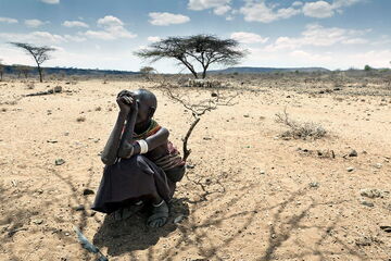A pastoralist on his dried up pasture in Marsabit, Kenya. Photo: Christoph Püschner/Diakonie disaster relief