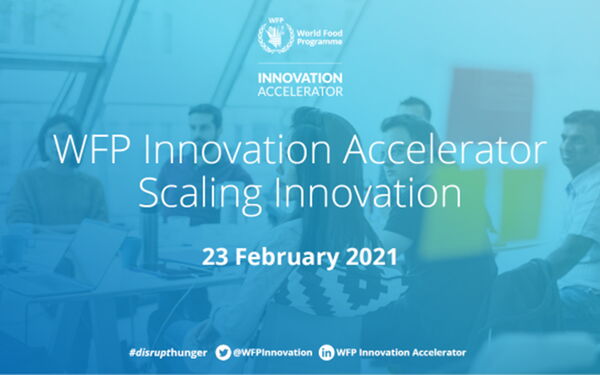Menschen sitzen in einem modernen Konferenzraum, während der WFP Innovation Accelerator vorgestellt wird.