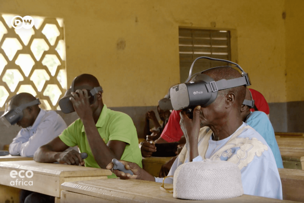 Mehrere Personen in einem Klassenzimmer erleben virtuelle Realität durch VR-Brillen.