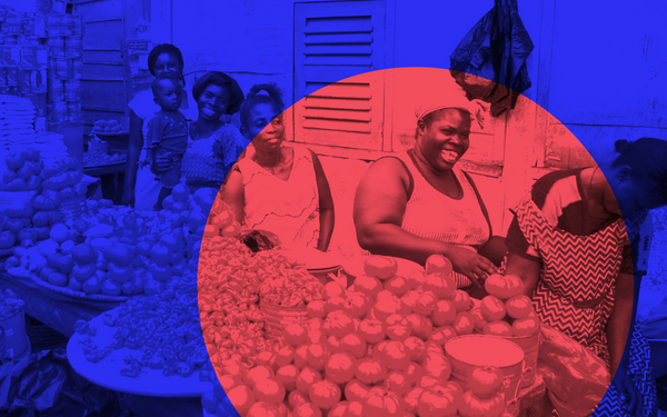 Eine fröhliche Frau verkauft auf einem lebhaften Markt bunte Tomaten unter einem kreativen Design aus Blau und Rot.