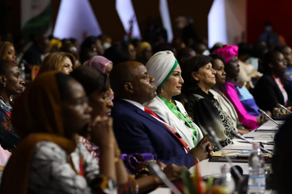 Menschen sitzen aufmerksam in einer Konferenz bei der UNCCD COP15 am 9. Mai 2022.