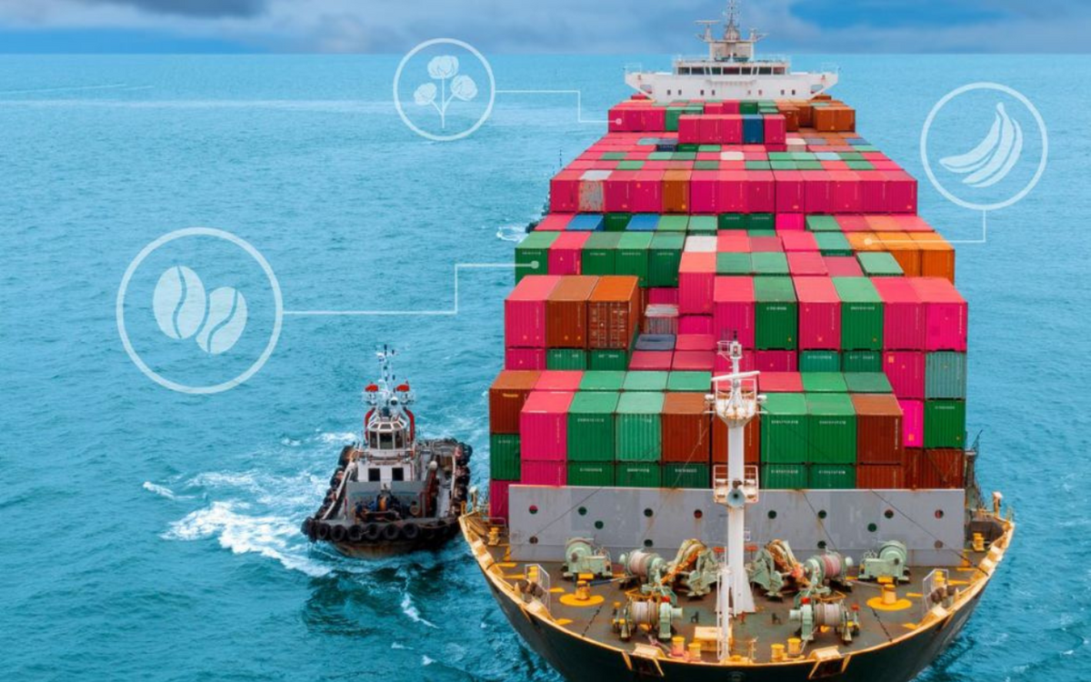 Ein Schlepper zieht ein riesiges Containerschiff voller bunter Frachtbehälter auf dem Meer.