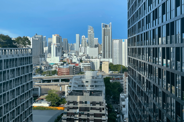 Blick auf eine moderne Stadtlandschaft mit hohen Gebäuden unter klarem, blauem Himmel. | © GIZRatchanok Suwatthanabunpot