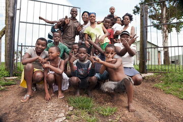 A farmer family in KwaZulu-Natal, South Africa, posing for the camera. Photo: picture alliance/Westend61