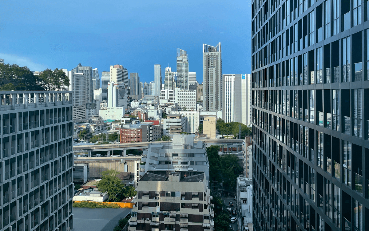 Blick auf eine moderne Stadtlandschaft mit hohen Gebäuden unter klarem, blauem Himmel. | © GIZRatchanok Suwatthanabunpot