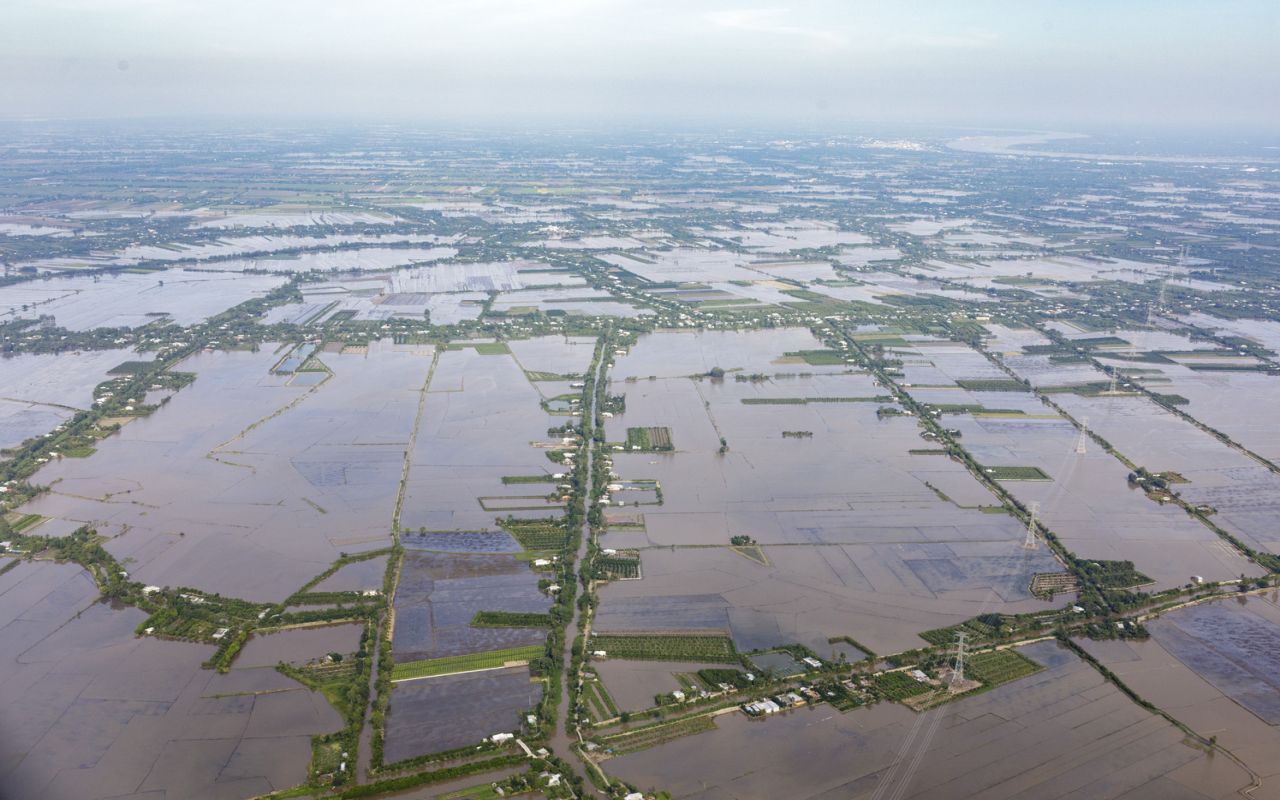 Luftaufnahme von überfluteten Feldern und Landstraßen nach starkem Regen in einer ländlichen Gegend.