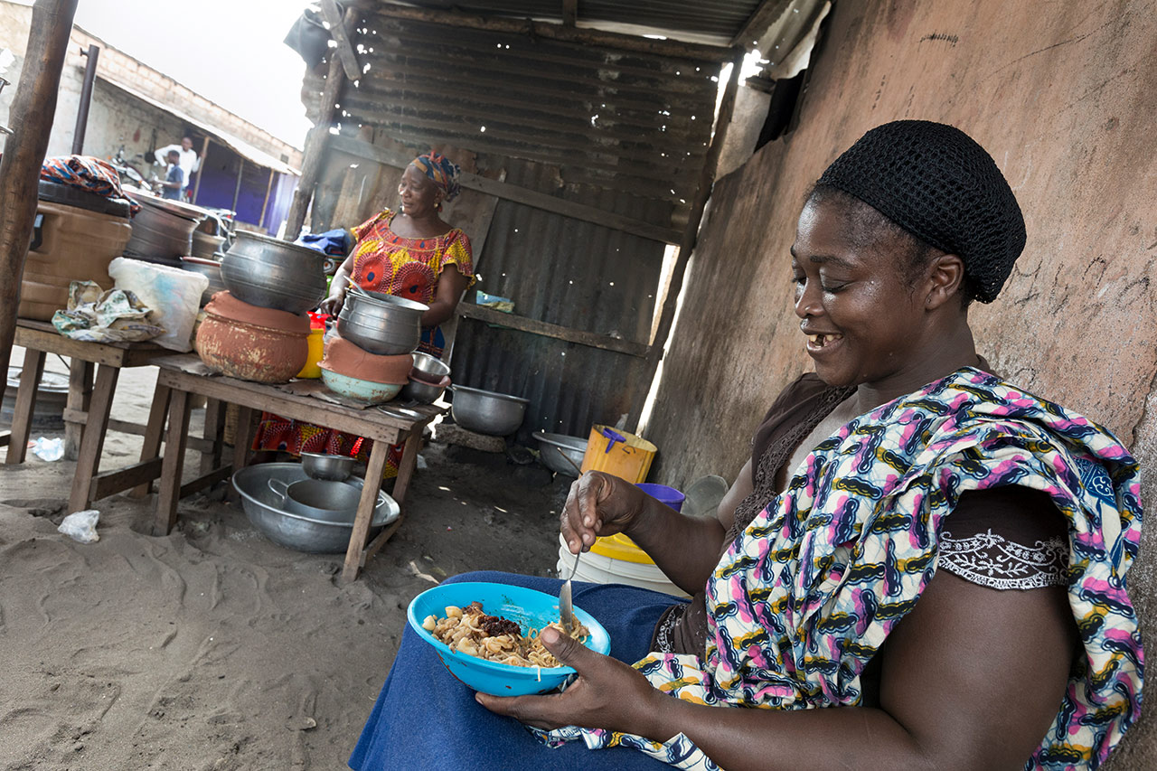 Street food in a residential area of ​​Lome, the capital of Togo. Photo: Christoph Püschner/Brot für die Welt