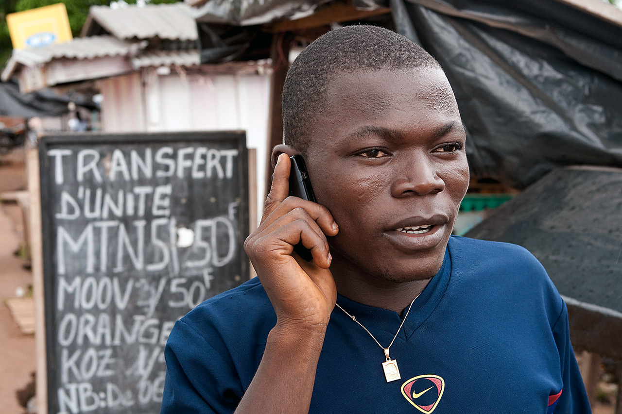 The smartphone as a means of communication in times of social distance. Icon photo: Mika Schmidt/dpa-picture alliance