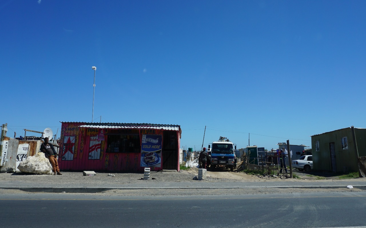 Study participants working in the food sector are particularly affected by food insecurity. (c) SLE