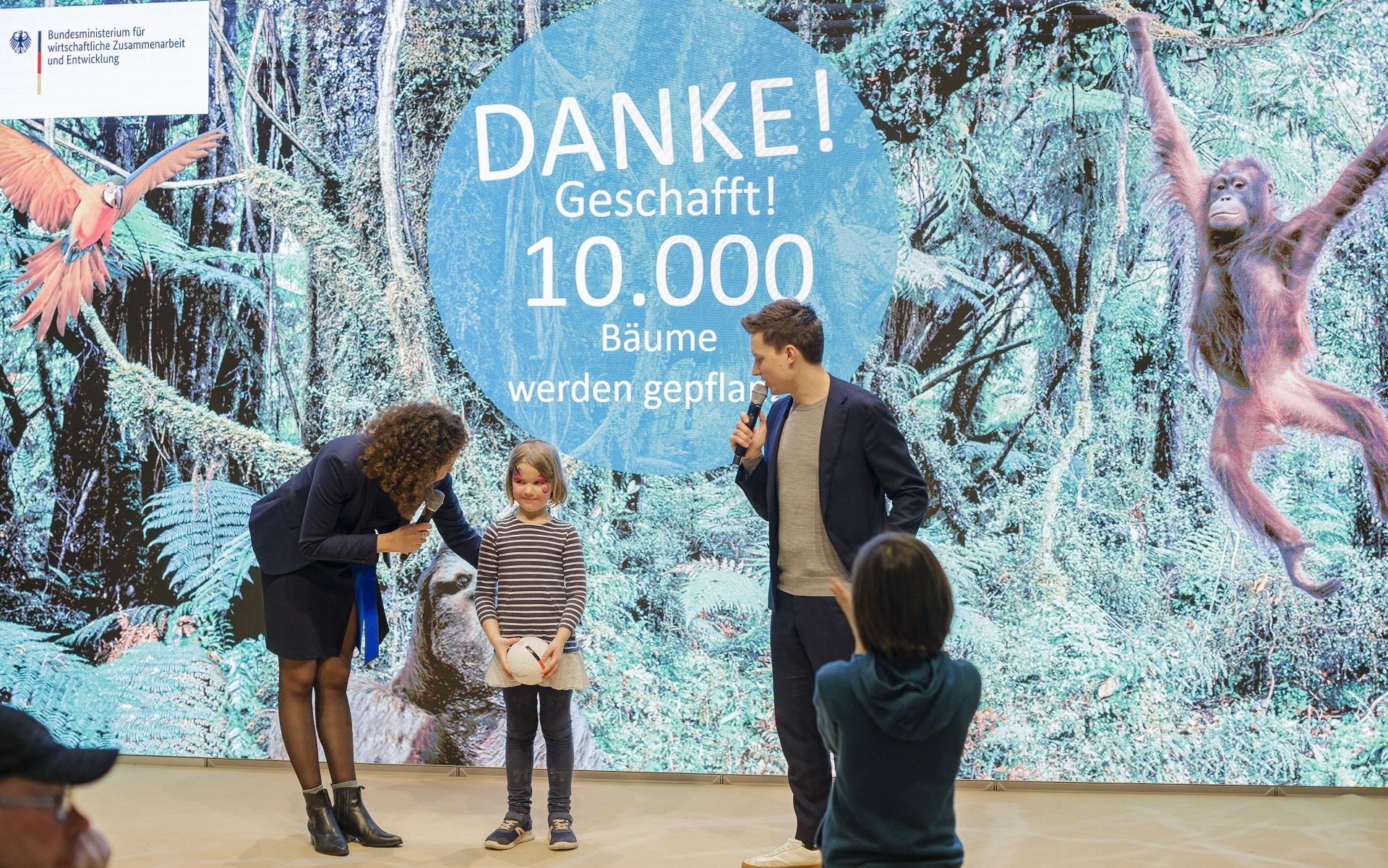 Katie Gallus and Tim Schreder at the end of the challenge 10,000 trees in 10 days © GIZ_Photothek