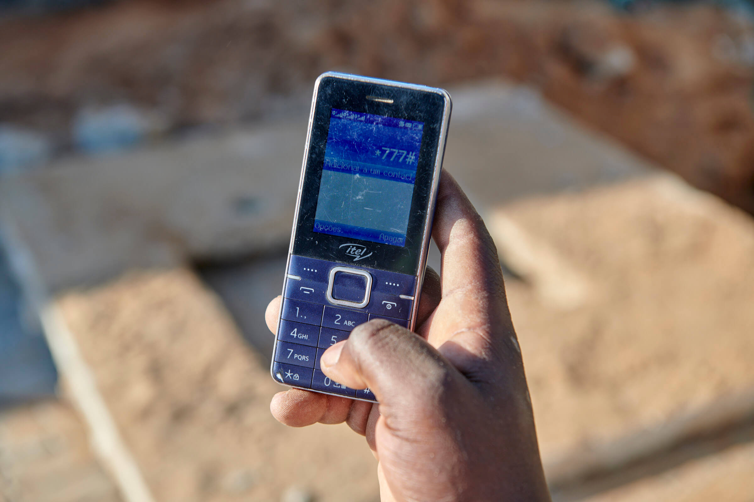 Eine Person erstellt ein Profil über ein einfaches Auswahlmenü auf einem alten Handy.