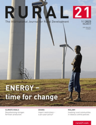 Ein Mann steht auf einem Feld vor großen Windkraftanlagen unter dem Titel "ENERGY – time for change" auf dem Cover.